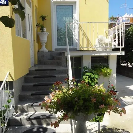 Apartment Croatia Borik Family With Garten View Number 2